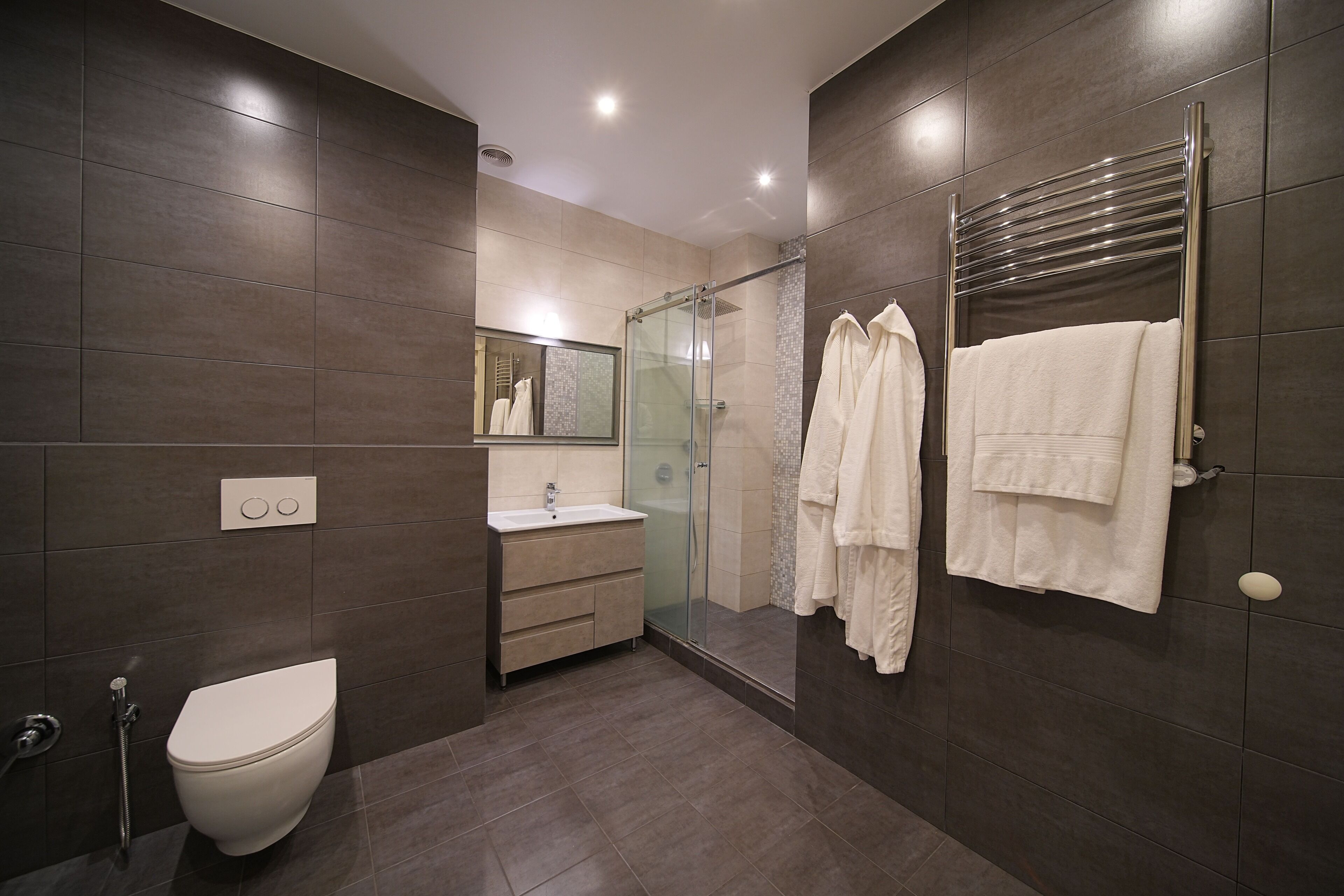 Condo Elite, 2 phòng ngủ, ban công, quang cảnh núi | Phòng tắm | Buồng tắm vòi sen, vòi sen phun mưa, đồ dùng nhà tắm miễn phí 