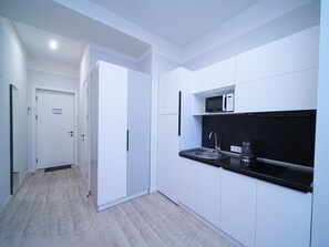Comfort Studio, 2 Single Beds, Kitchenette, Park View | Private kitchen | Fridge, microwave, stovetop, coffee/tea maker