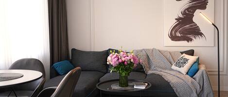 Departamento de diseñador, 1 cama Queen size y sofá cama, balcón, vista al parque | Área de sala de estar | Smart TV de 50 pulgadas con canales por cable y televisión