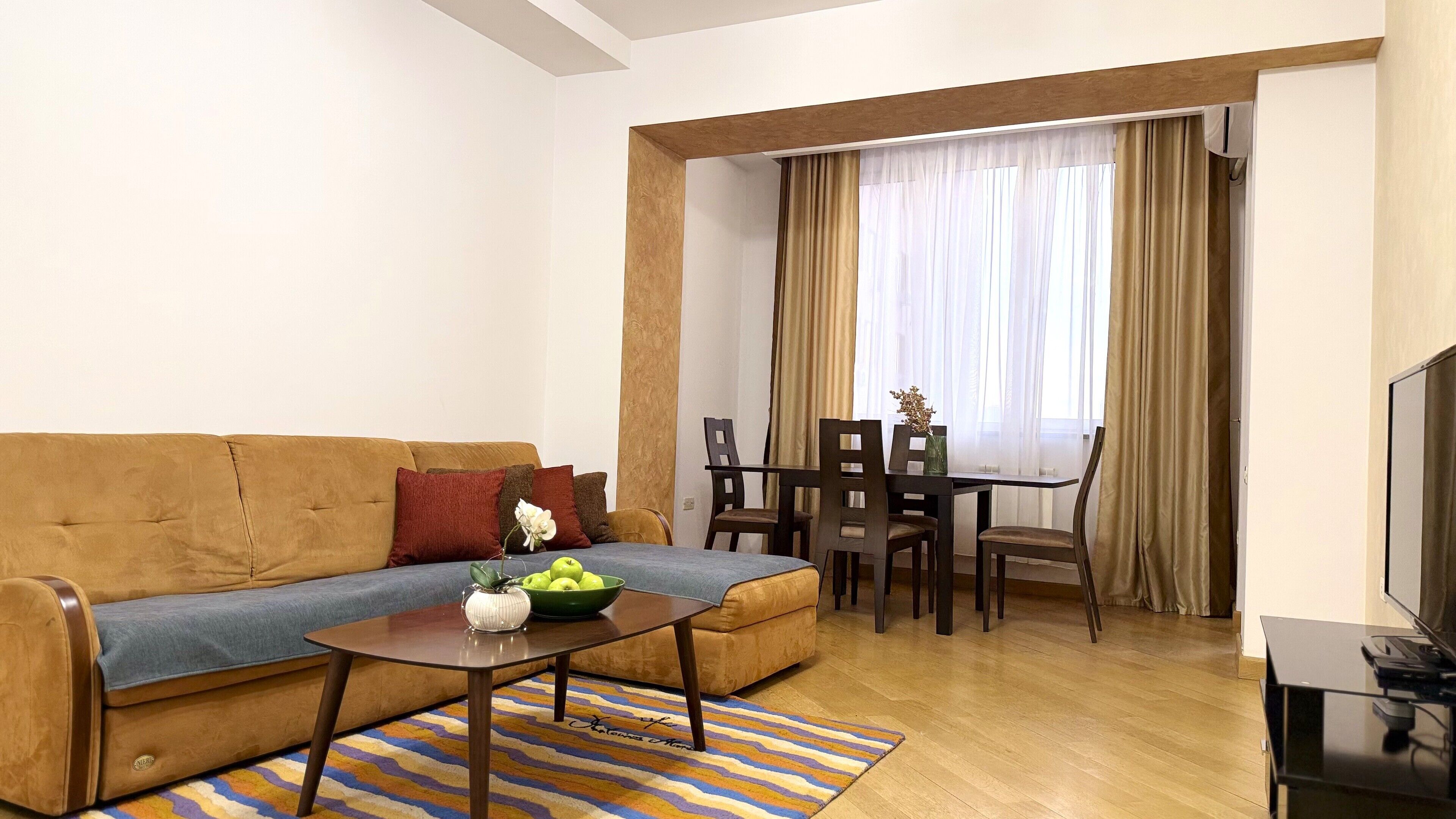 Superior Apartment, 1 Bedroom, Balcony, Courtyard View | Ruang tamu | 120 inci sebuah televisyen pintar dengan kabel, TV 