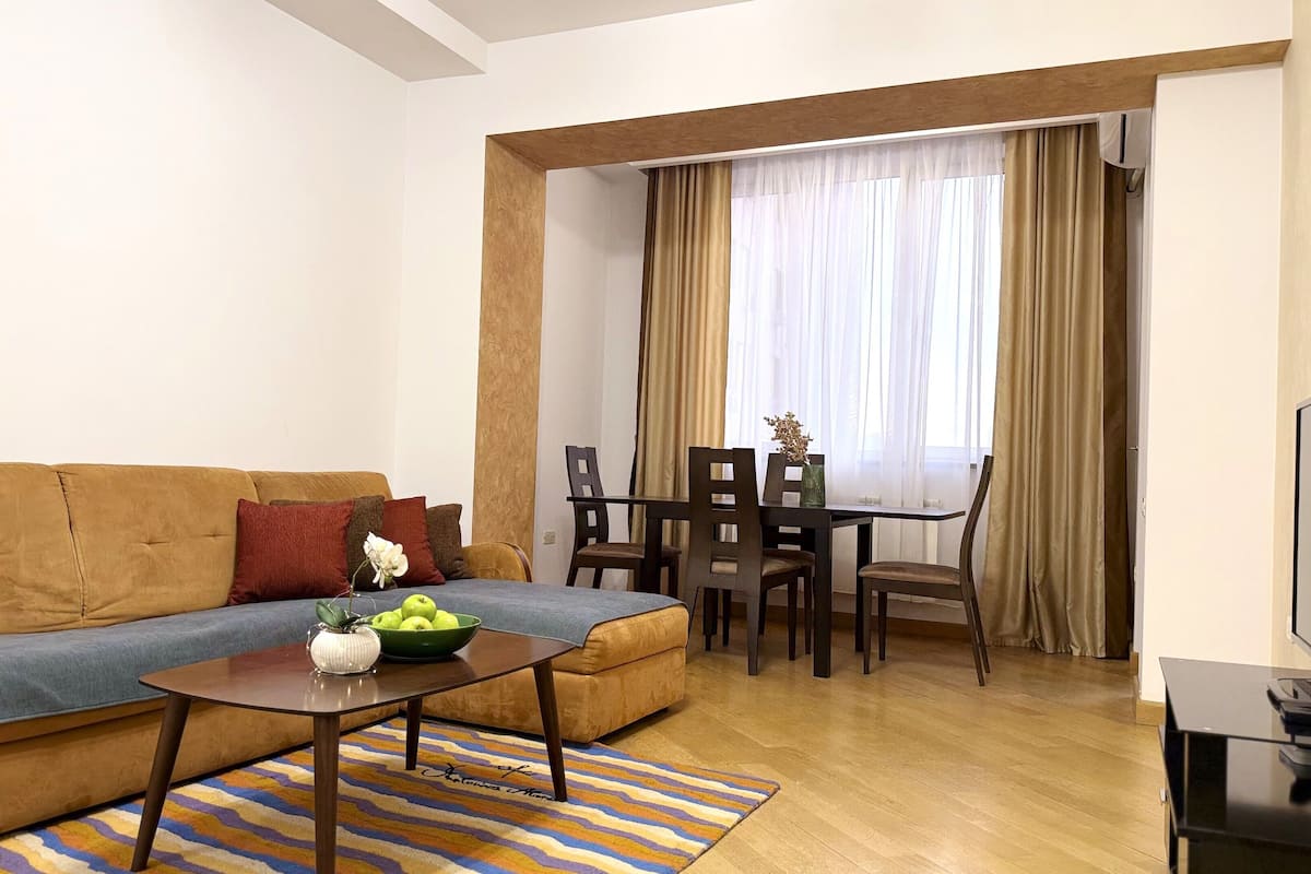 Superior Apartment, 1 Bedroom, Balcony, Courtyard View | Ruang tamu | 120 inci sebuah televisyen pintar dengan kabel, TV