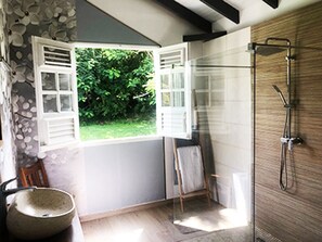 Haartrockner, Handtücher, Seife, Toilettenpapier