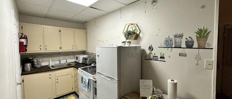 冰箱、微波炉、烤箱、炉灶
