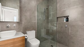 Dusche, Haartrockner, Handtücher