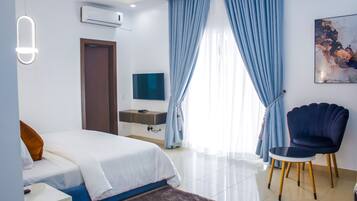 Exclusive Apartment | 3 bedrooms, in-room safe, desk, blackout curtains