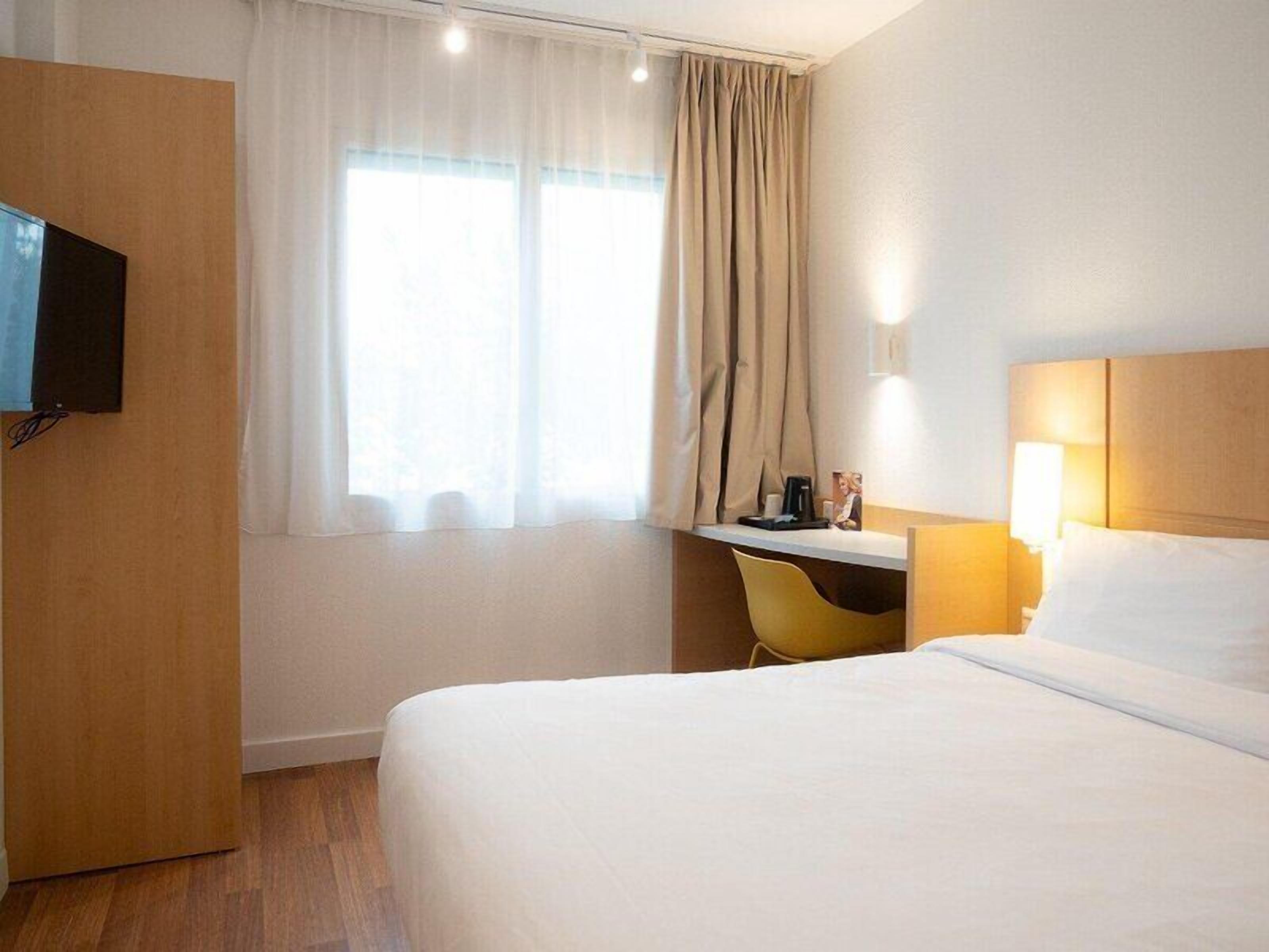 Double Room | Desk, laptop workspace, blackout curtains, free WiFi