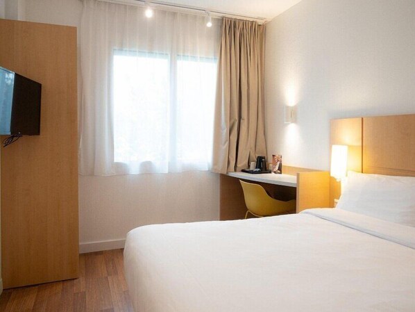 Double Room | Desk, laptop workspace, blackout drapes, WiFi (free)