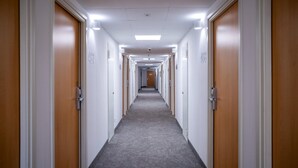 A long, narrow hotel corridor with doors numbered 407 and 408. - B&B HOTEL Kielce Centrum (Kielce)
