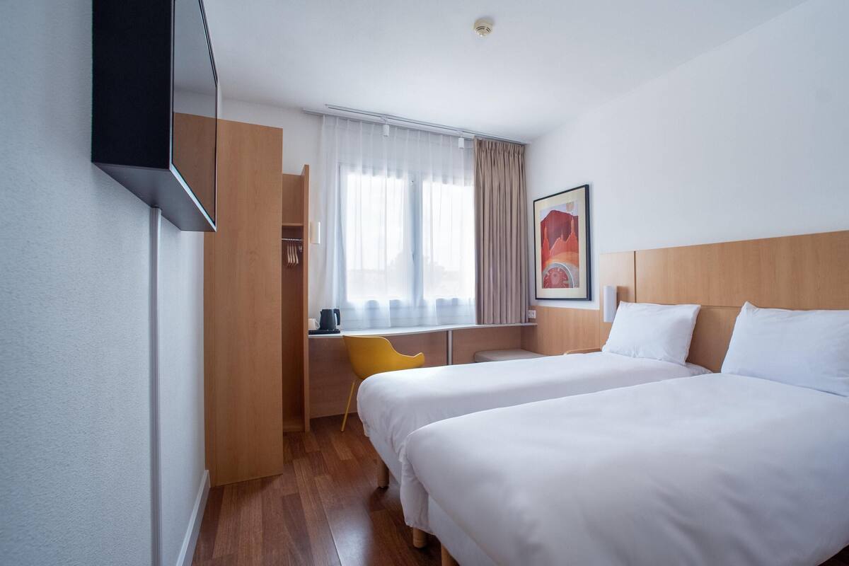 Standard Twin Room | Desk, laptop workspace, blackout drapes, free WiFi