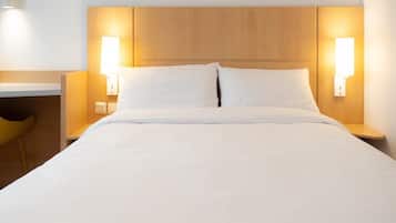 Escritorio, espacio para trabajar con un portátil, cortinas opacas