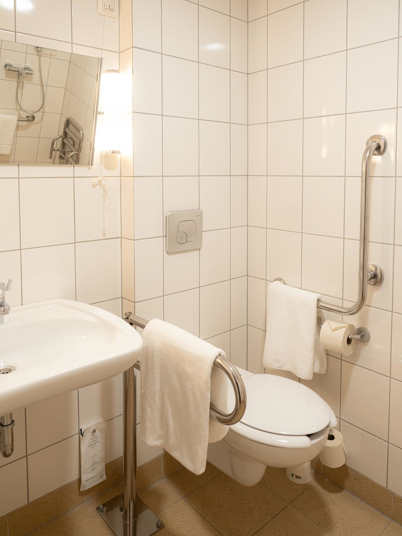 シャワー、ヘアドライヤー、タオル、石鹸