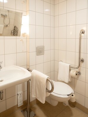 Doccia, asciugacapelli, asciugamani, sapone