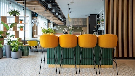 Se sirven desayunos, almuerzos y cenas. B&B HOTEL Kielce Centrum