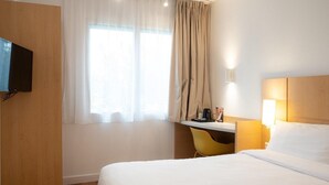 Escritorio, espacio para trabajar con laptop y cortinas blackout 