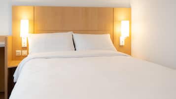 Meja kerja, ruang kerja ramah laptop, dan tirai kedap cahaya