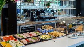 Café da manhã, almoço e jantar