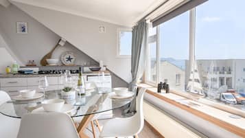 Cottage | Private kitchen | Dishwasher, cookware/dishes/utensils