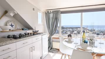 Cottage | Private kitchen | Dishwasher, cookware/dishes/utensils
