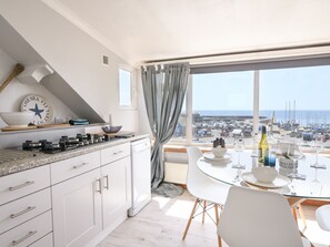 Cottage | Bếp riêng | Máy rửa bát, dụng cụ nấu nướng/bát dĩa/dao nĩa 