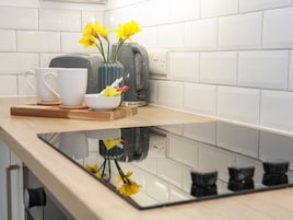 Refrigerador, tetera/pava eléctrica, tostadora, utensilios de cocina