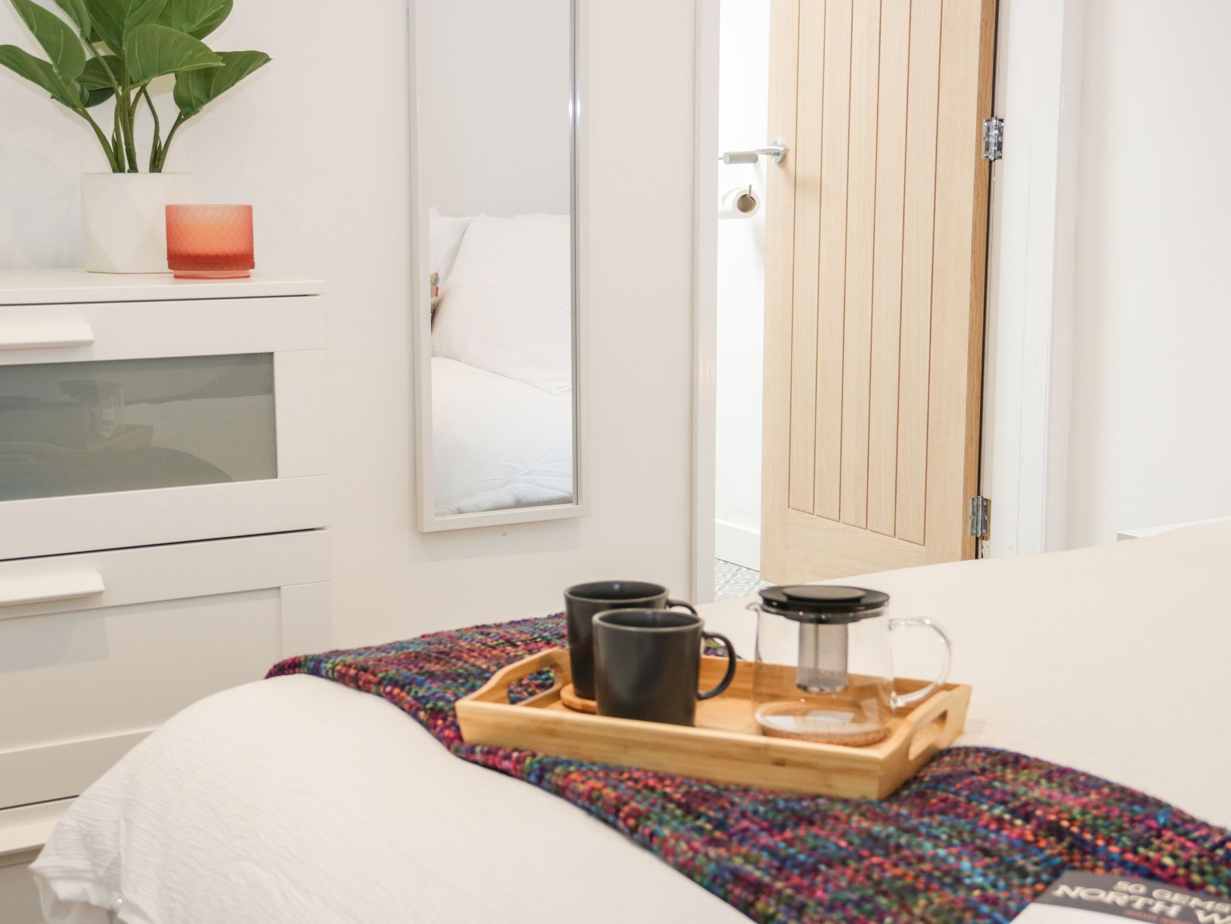 1 habitación, decoración personalizada y muebles diferentes 