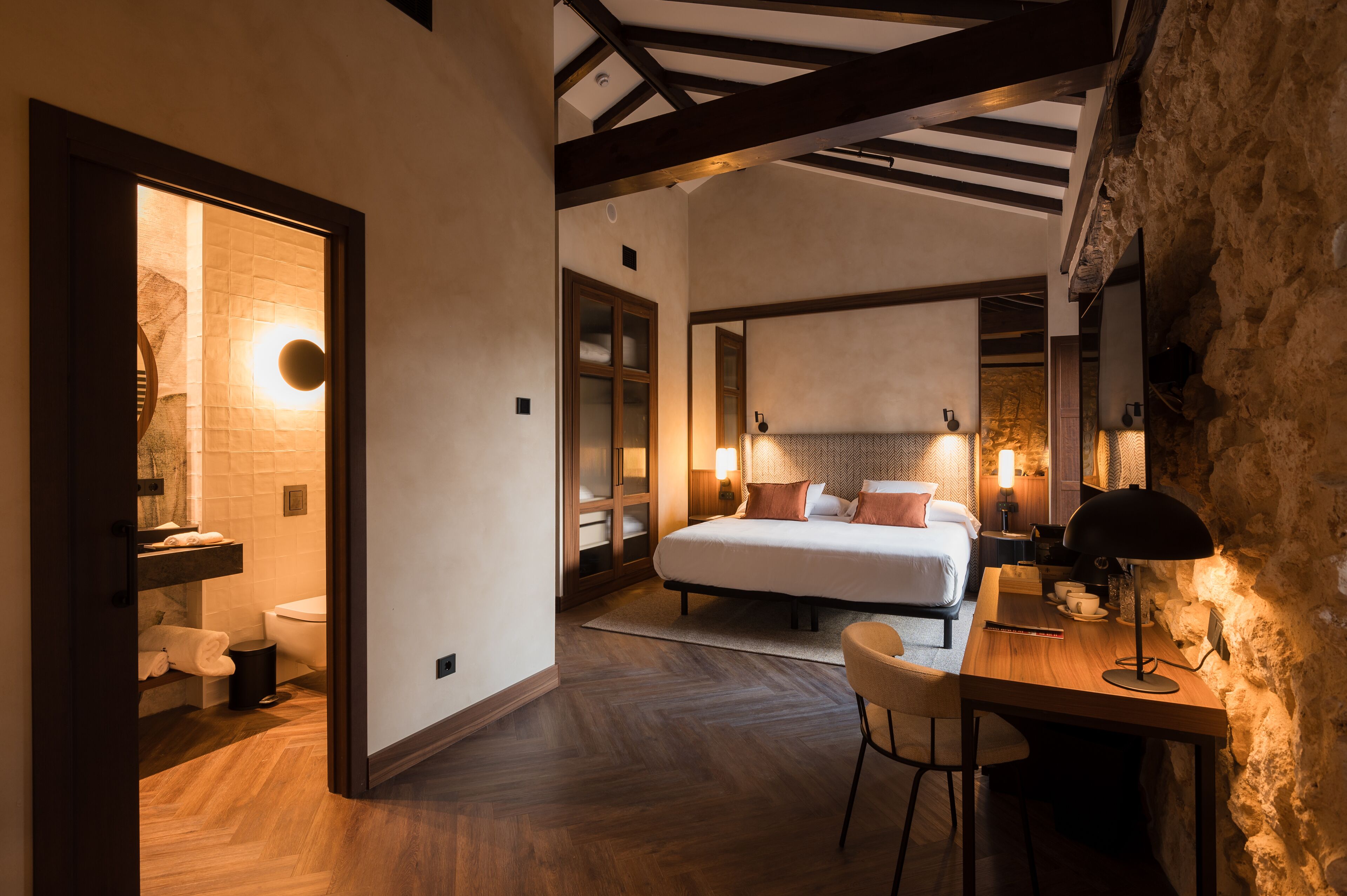 Ropa de cama de alta calidad, cubrecamas y minibar 