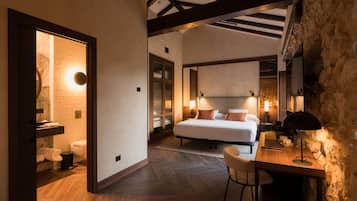 Ropa de cama de alta calidad, cubrecamas y minibar