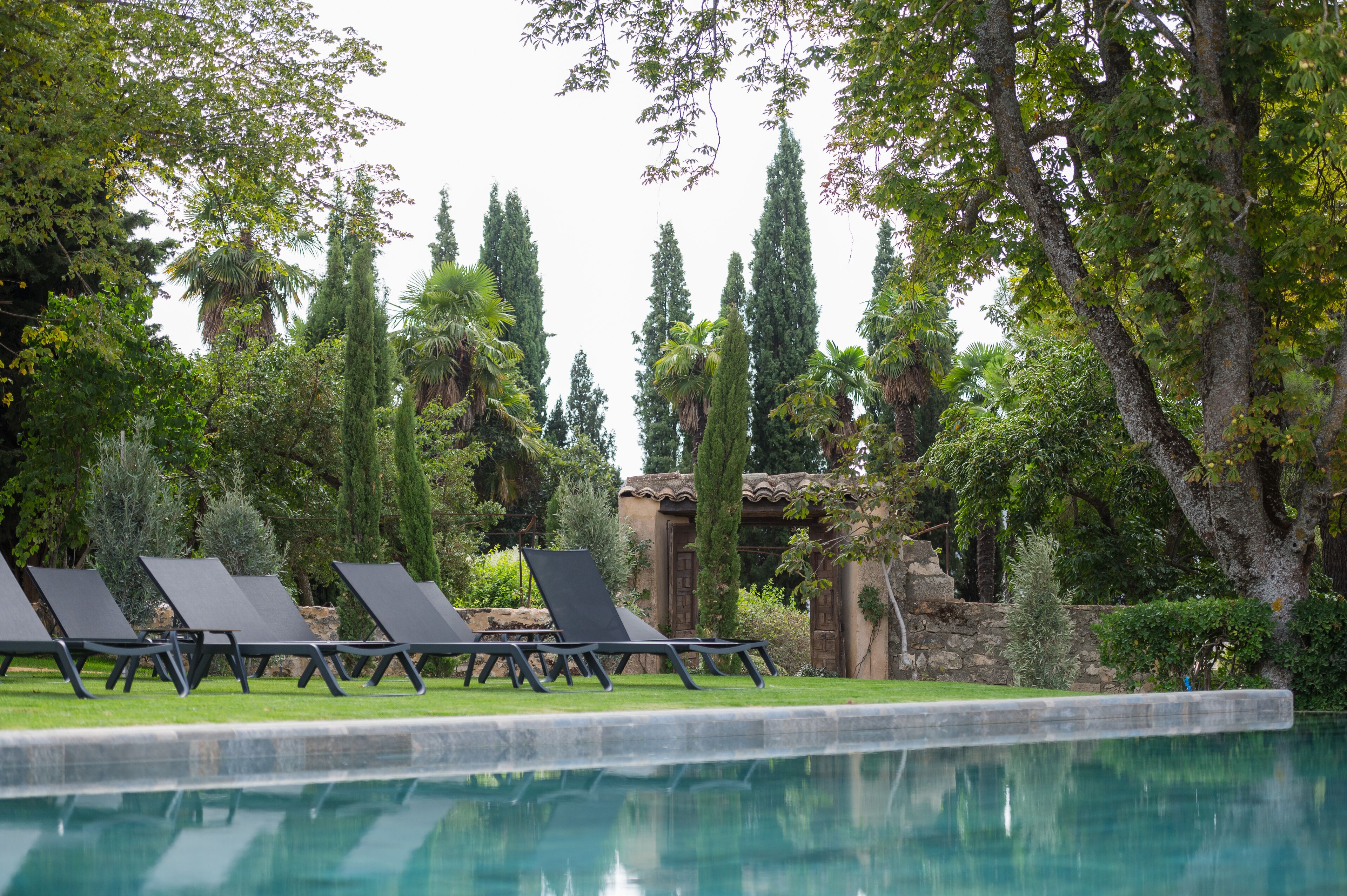 Indoor pool, seasonal outdoor pool, pool loungers