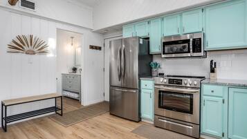 Frigorifero, microonde, forno, piano cottura