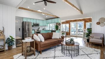 Een smart-tv en boeken