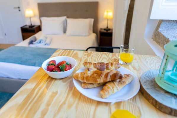 WiFi, bed sheets