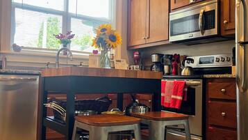 Wasserkocher mit Kaffee-/Teezubehör, Kühlschrank, Mikrowelle, Ofen