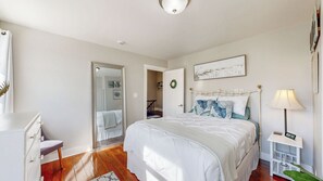 3 bedrooms, desk, iron/ironing board, travel cot - Lake House Retreat- Sauna/ Fire Pit/3 BR Escape (Lake City)