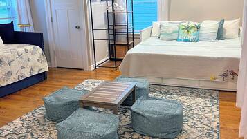 3 dormitoris, escriptori i planxa i posts de planxar