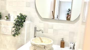 Douche, articles de toilette gratuits, sĂšche-cheveux