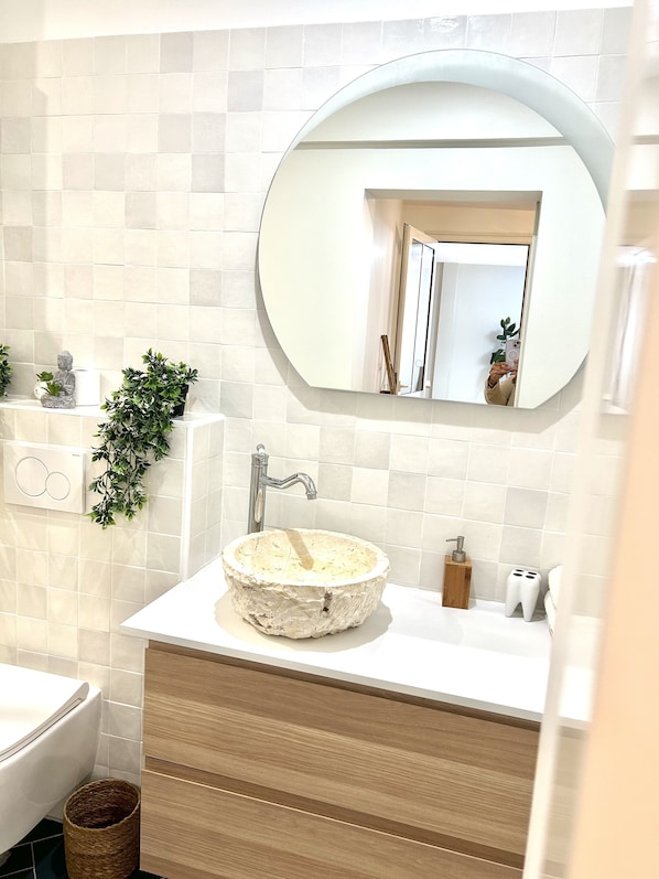 Shower, free toiletries, hair dryer, bidet