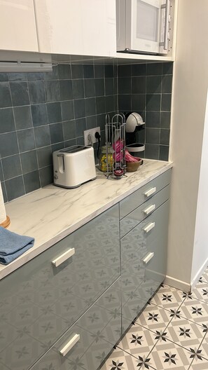 Kühlschrank, Mikrowelle, Ofen, Herdplatte