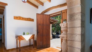 Une porte en bois, avec une table blanche et deux pommes vertes posées à côté.
