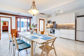 Réfrigérateur, four à micro-ondes, un four, surface de cuisson