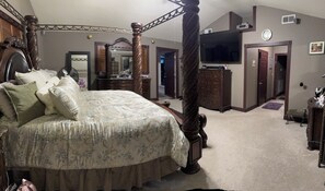 5 bedrooms, desk, iron/ironing board, travel cot