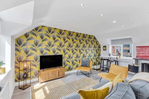 TV, offices - We Stay Baxter Gate 2 Bedroom Duplex Apartment (Loughborough)