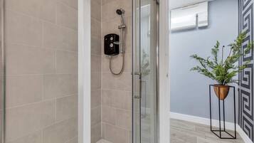 Shower, hair dryer, towels