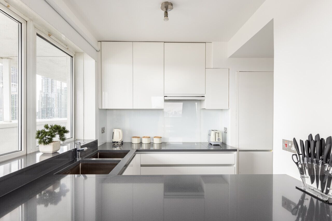 Frigorífico, horno, placa de cocina y lavavajillas