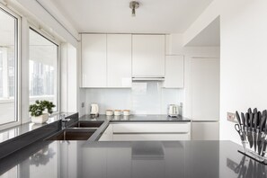 Kjøleskap, ovn, kokeplater og oppvaskmaskin