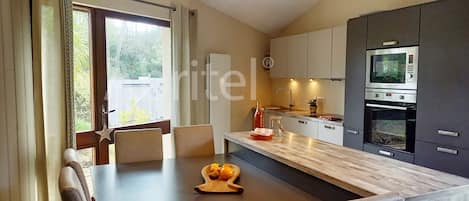 Frigorífico, microondas, horno y placa de cocina