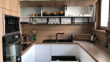 Réfrigérateur, micro-ondes, four, plaque de cuisson