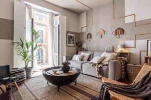 TV - Azreg - 2 bedrooms in Chamberí (Madrid)