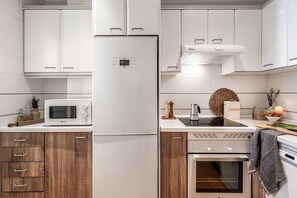 Fridge, microwave, oven, stovetop - Setenil - 1 bedroom in Salamanca (Madrid)