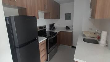 Frigorifero, microonde, forno, piano cottura
