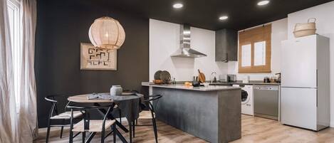 Frigorífic, microones, forn i placa de cuina